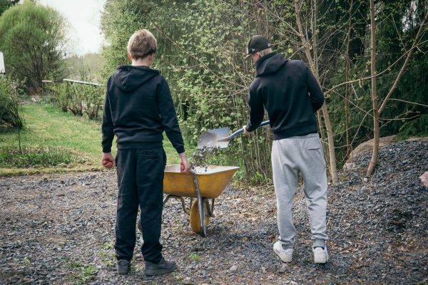 Pihatyöt Ylöjärvi. Nurmikon leikkuu, trimmeröinti, nuorten tekemä pihatyöapu